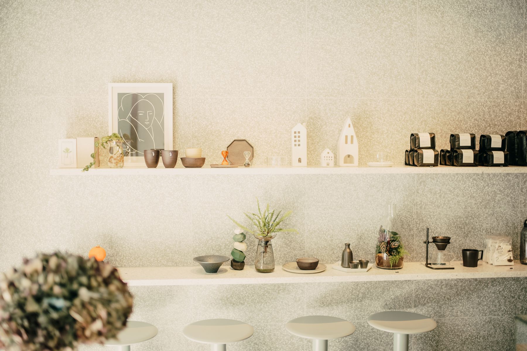 Mensole con ceramiche e fiori dell'atelier