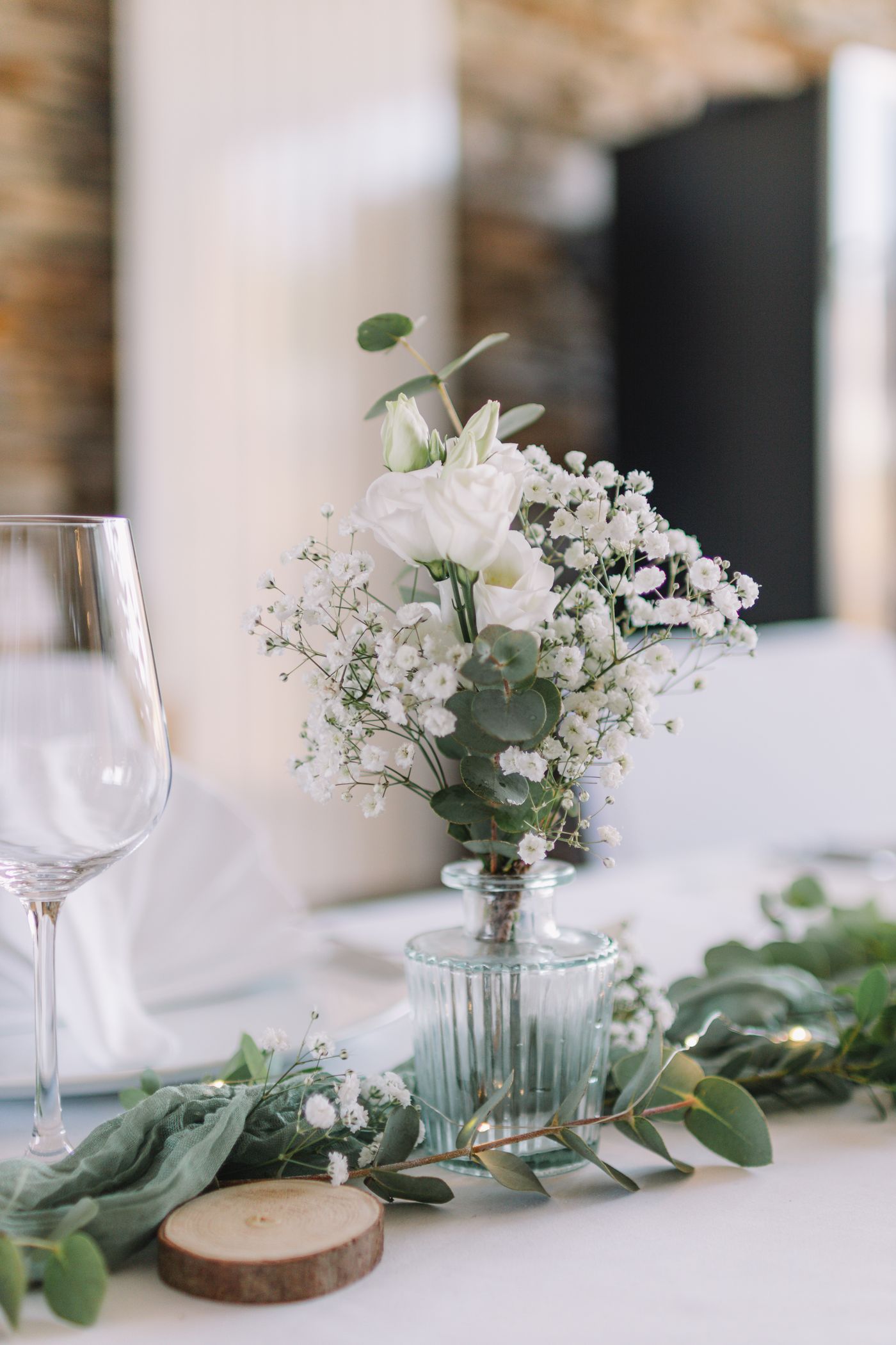 Tavola apparecchiata con fiori bianchi e candele