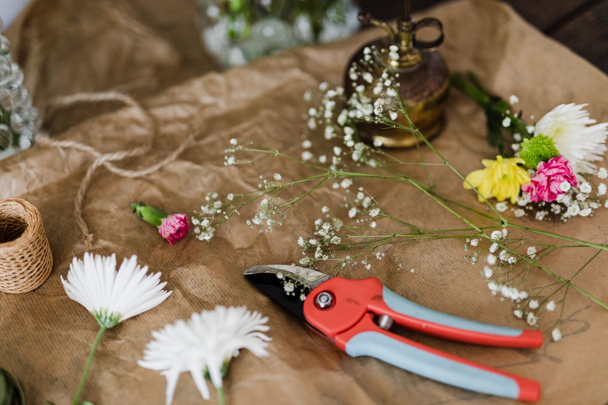 Carta, spago e fiori sul banco
