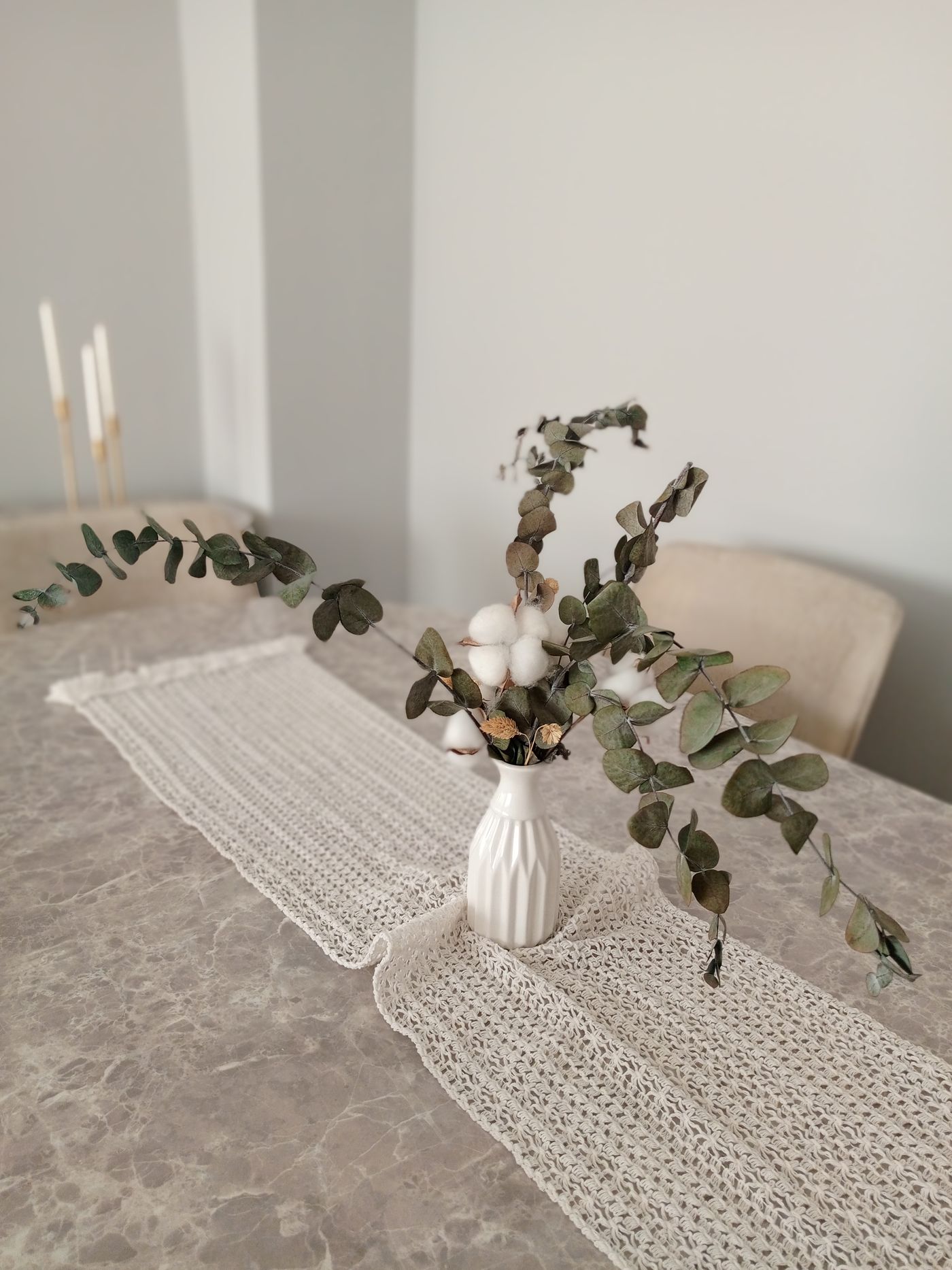 Tavola con eucalipto e candele