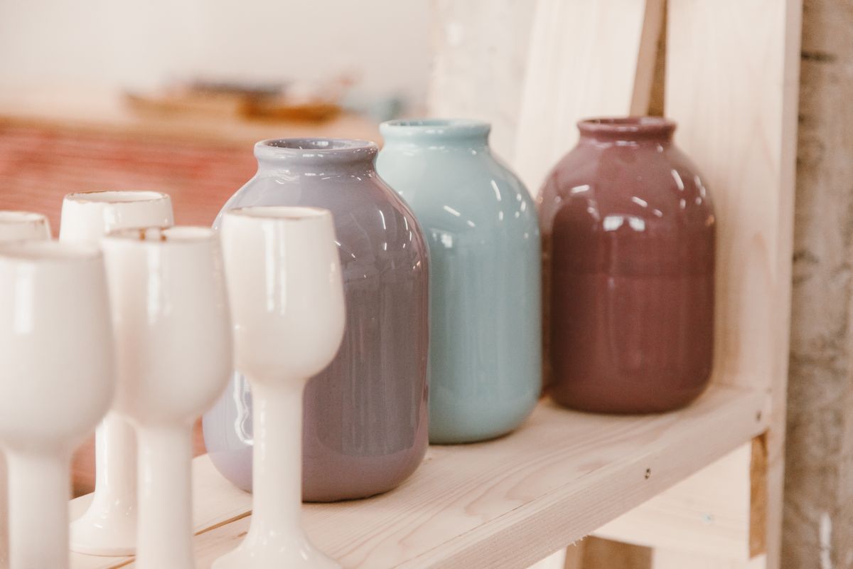 Le mensole dell'atelier Jasmine, tra vasi in ceramica e vetro fumé